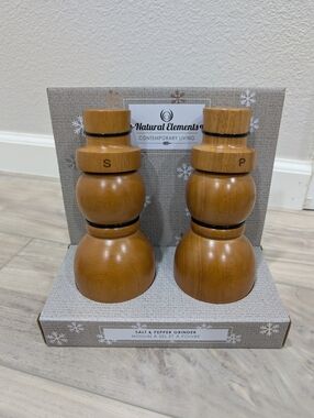 Brand new Wood Salt and Pepper Grinder Set